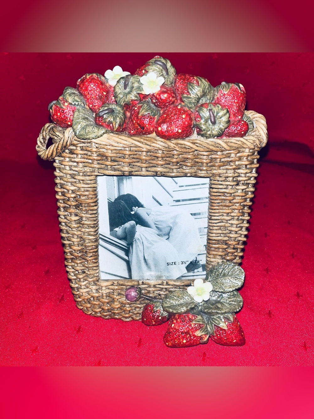 Vintage Woven Strawberry Frame 3.5x3.5 inches